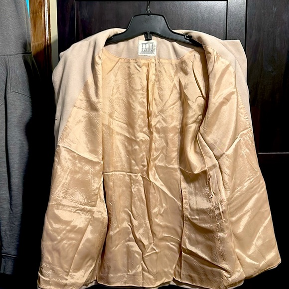 Beige/tan woman’s blazer jacket. Size small emblem brand - Picture 4 of 4